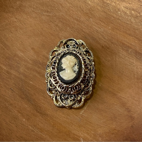 Vintage Gerry's Black & Gold Left Facing Cameo Brooch Pendant - Picture 1 of 8
